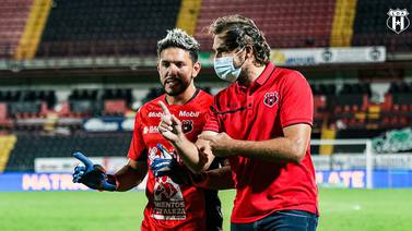 Andrés Carevic le hace una petición a Leonel Moreira para el juego ante Herediano