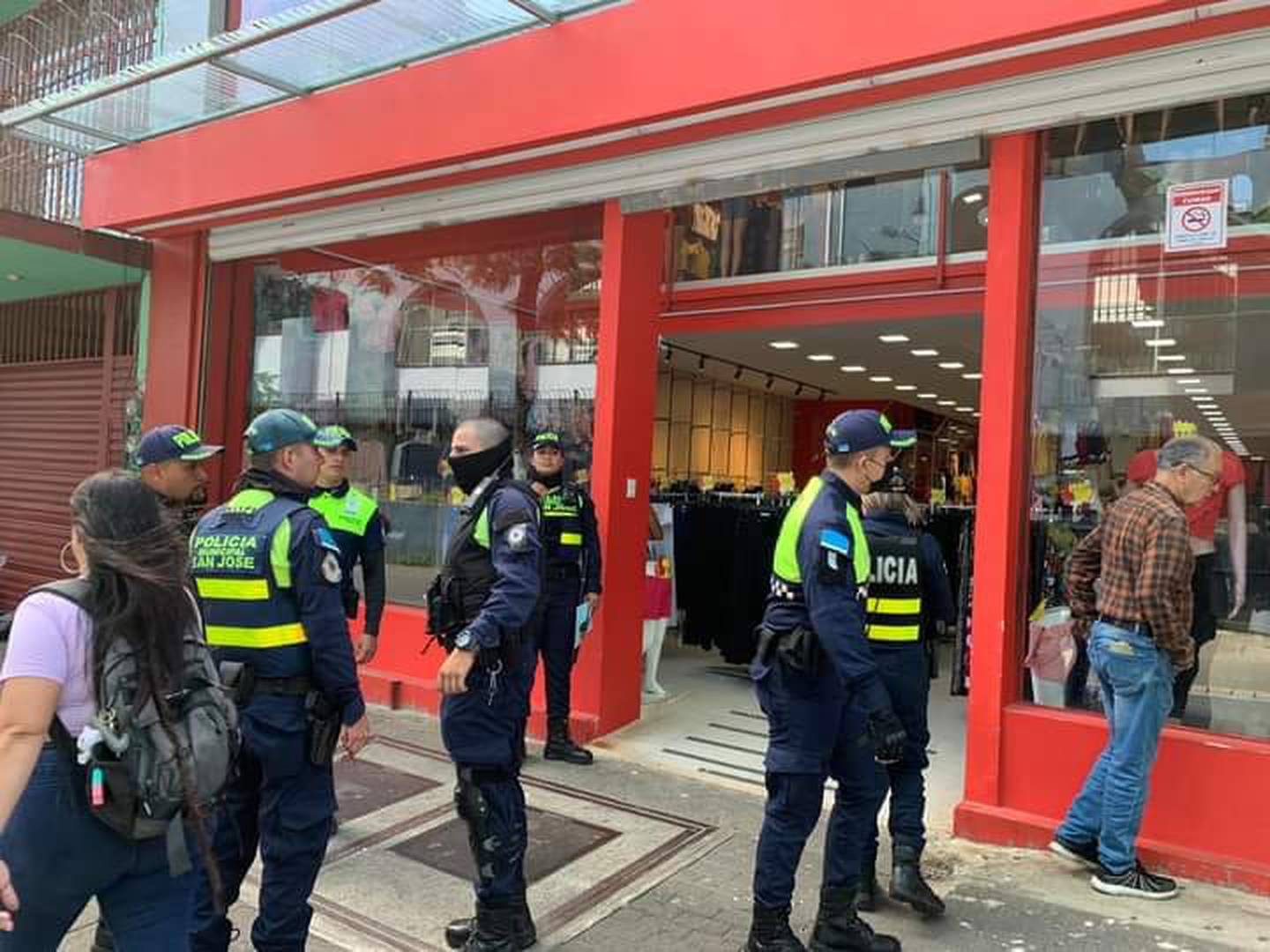 Intervención policial a la cadena de tiendas SYR. Foto cortesía.
