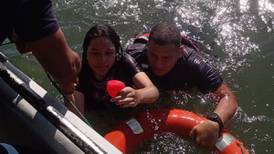 Muchacho con un booguie salva a dos adolescentes que se ahogaban en Caldera