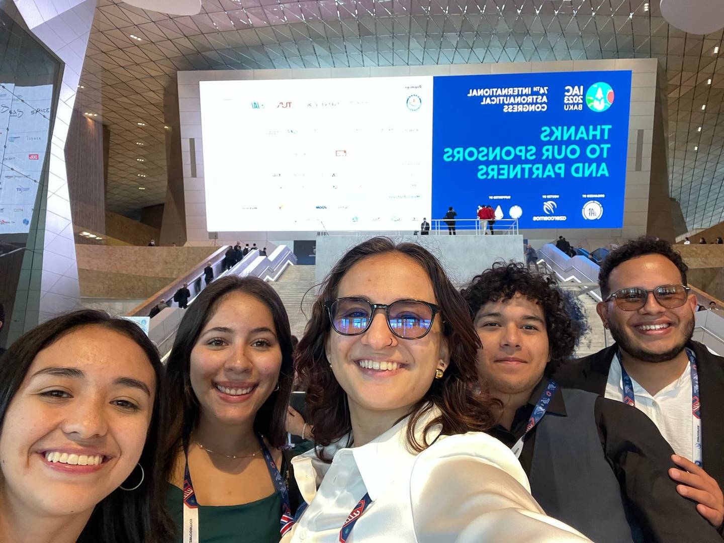 Mariana Salazar Ulate y sus compañeros de del grupo de Ingeniería Aeroespacial de la UCR lograron recaudar el dinero para viajar al Congreso Internacional de Astronáutica que se realizará en Azerbaiyán.
