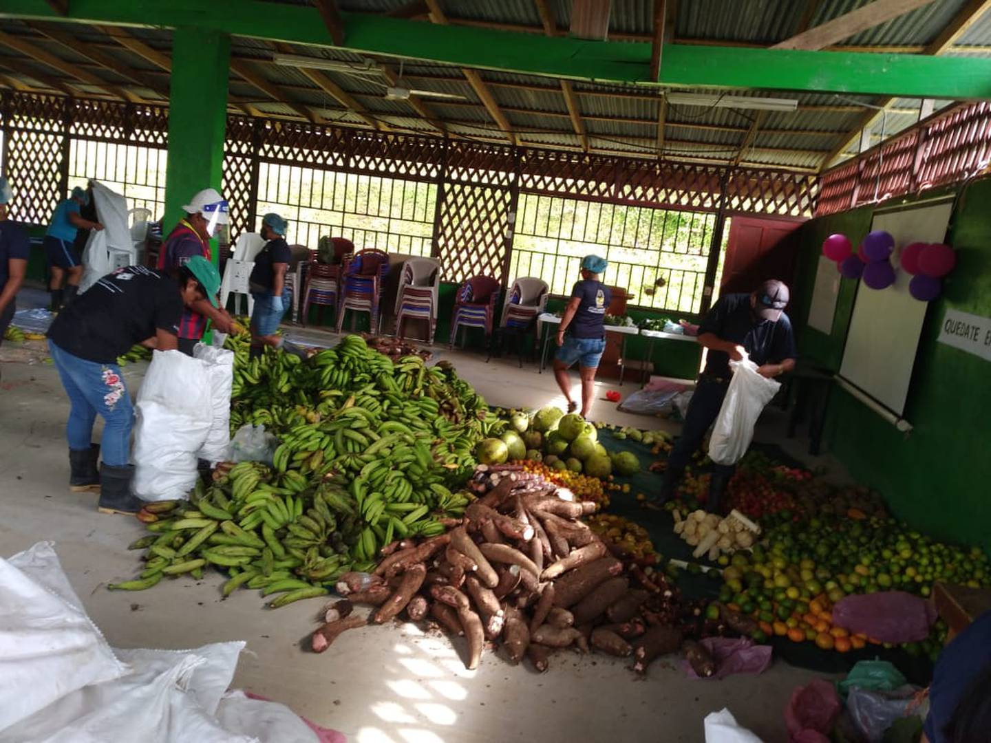 Familias del territorio indígena Cabécar donan 10 toneladas de sus cosechas a mujeres afectadas por el COVID-19