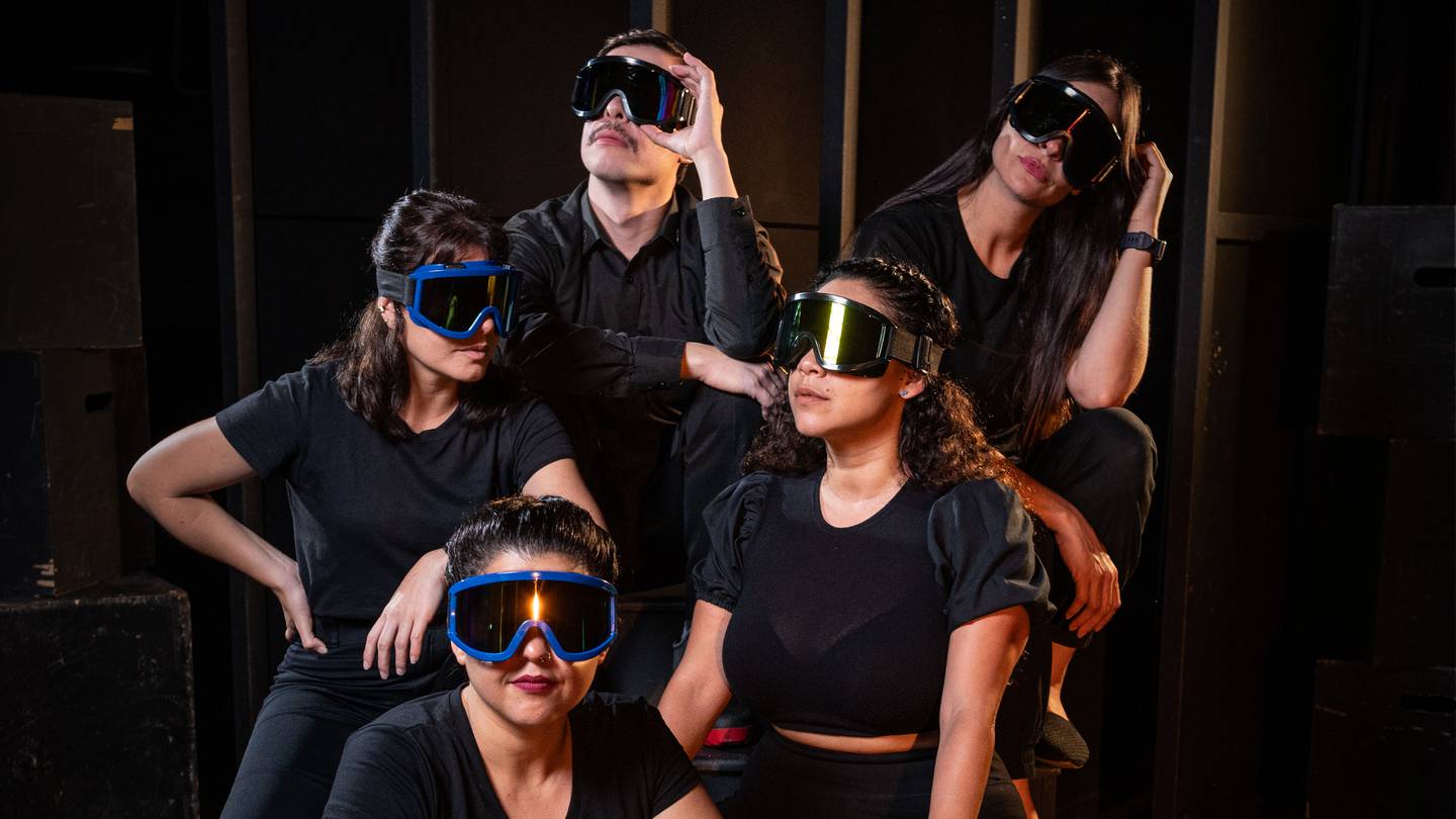 El público utilizará visores para tapar su vista y serán dirigidos por el teatro por el elenco