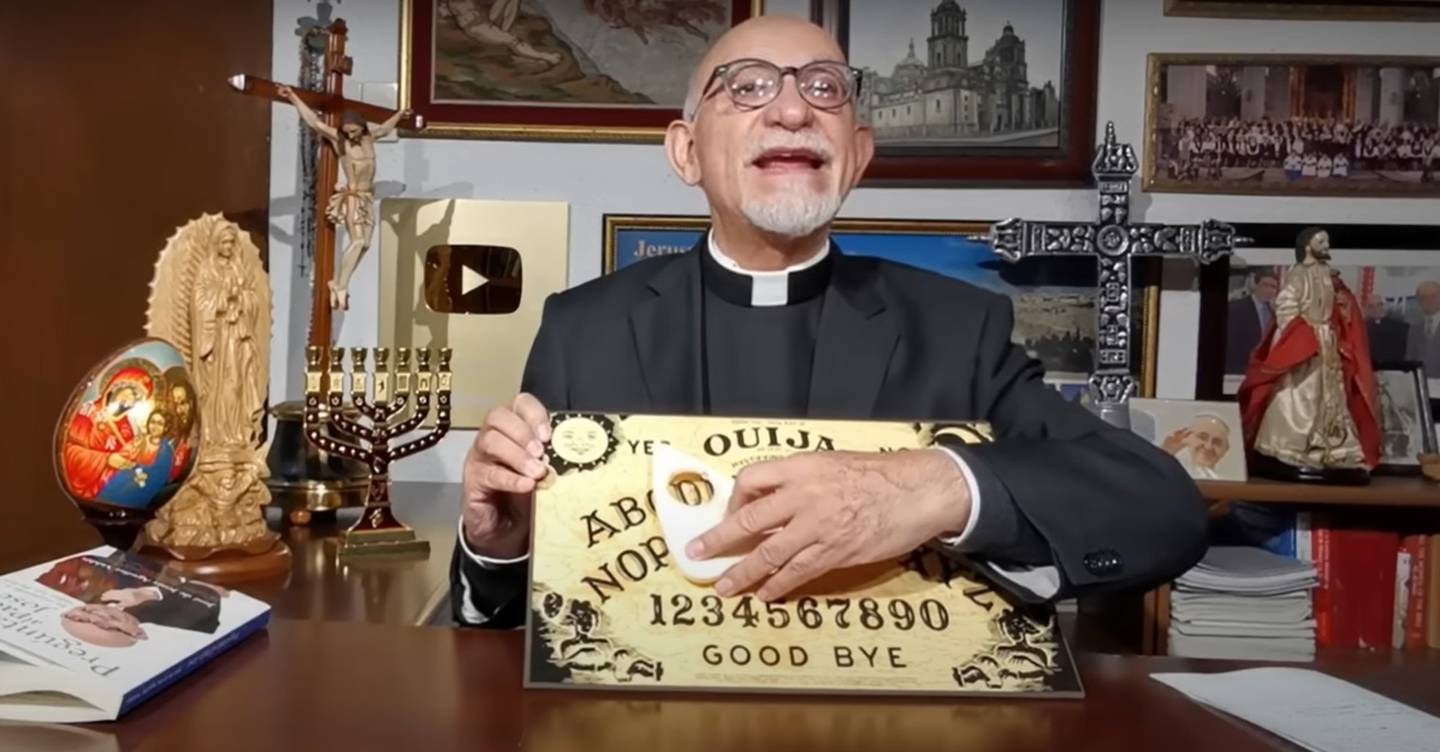 El sacerdote mexicano José de Jesús Aguilar, recuerda que la ouija no es ningún juego y que podría incluso abrirle las puertas al mismísimo diablo.