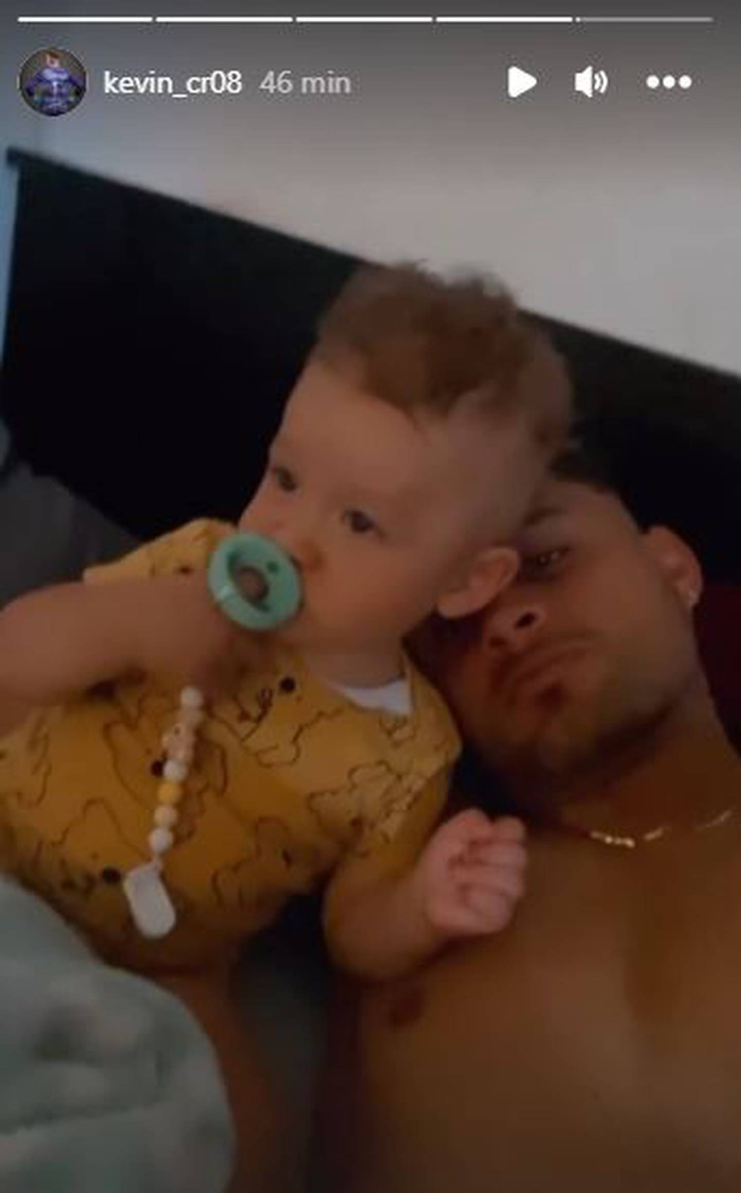El portero del Saprissa, Kevin Chamorro pasó una mañana muy entretenida con su bebé Thiago. Instagram.