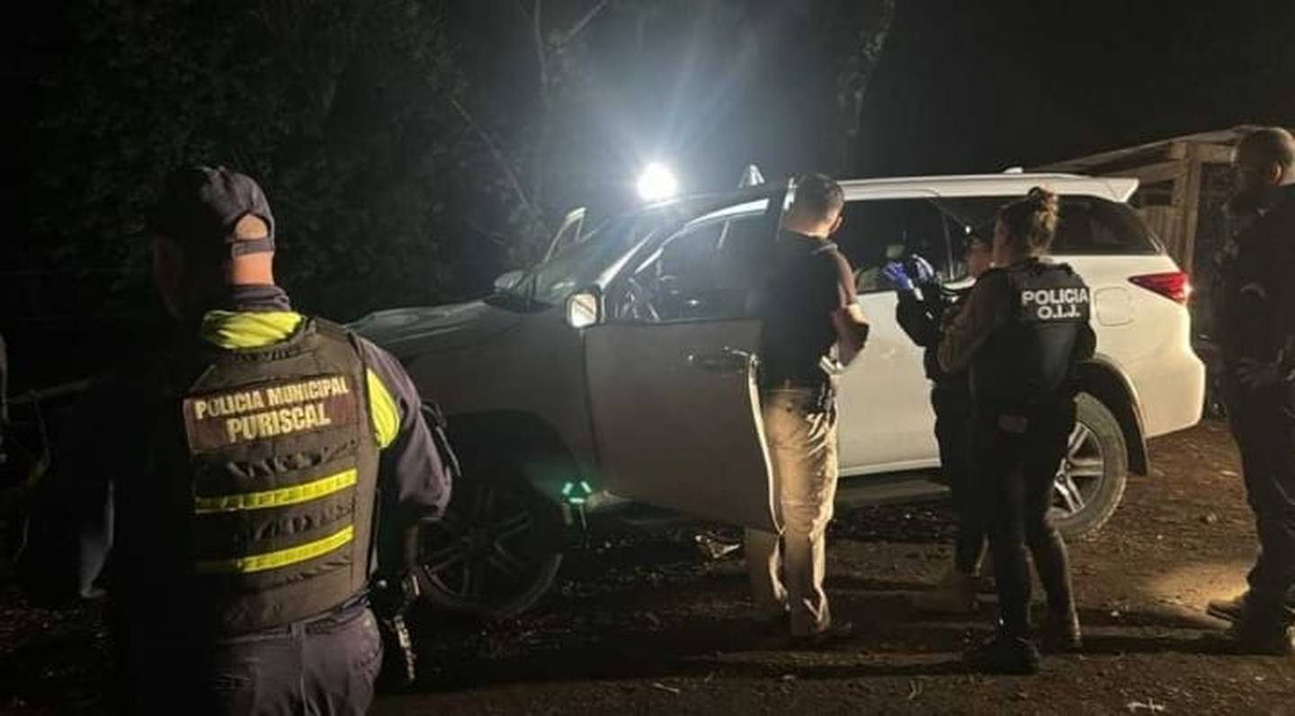 Policía le gana a delincuentes, al descubrir y recuperar carro robado en bajonazo en Alajuela, fue recuperado en Turrubares. Foto: OIJ