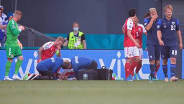 (Video) Christian Eriksen se desploma en el campo en pleno juego de Eurocopa