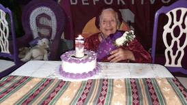 Abuela morada celebró su cumple 94 con el gane de Saprissa: “Sentí que me lo dedicaron a mí”