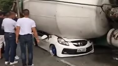 (VIDEO) Chompipa aplasta carro en el que viajaban cinco miembros de una familia
