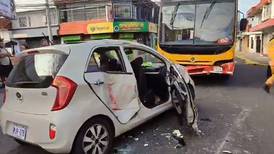 Violento choque entre bus y carro deja a cuatro personas heridas, dos de ellas de gravedad 