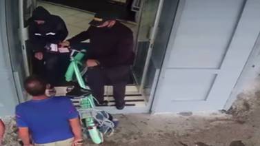 (Video) Delincuente apuñala a mujer que salió a buscar trabajo en bicicleta 