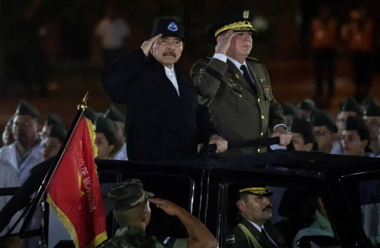 Daniel Ortega y su ejército nicaragüense