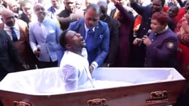 (Video) Pastor ‘resucitó’ a un hombre que supuestamente tenía tres días de muerto
