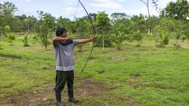 Indígenas ticos alistan arcos, flechas y lanzas para sus juegos deportivos