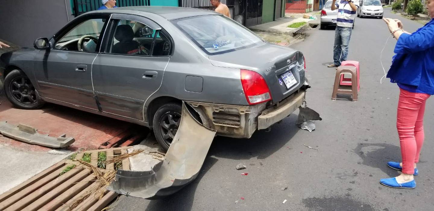 Sujeto se roba una grúa del ICE y choca contra tres carros en Alajuela. Foto Francisco Barrantes.
