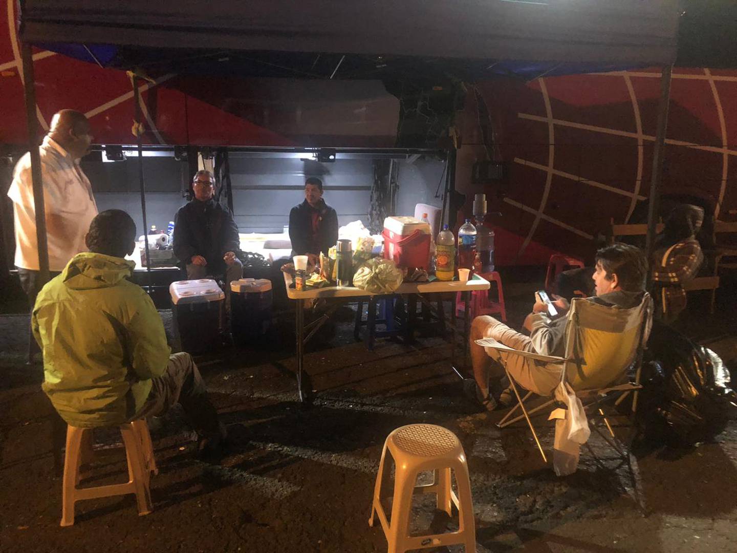 Los transportistas de turismo cumplirán este primero de diciembre la cuarta noche de acampar frente a las instalaciones del ministerio de Obras Públicas y Transportes, esperando que el ministro, Rodolfo Méndez Mata, los atienda.