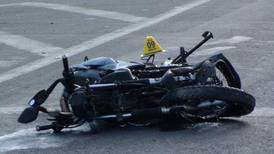 Motociclista que tenía un mes de haber llegado al país muere al chocar contra vía sobre la pista Florencio del Castillo