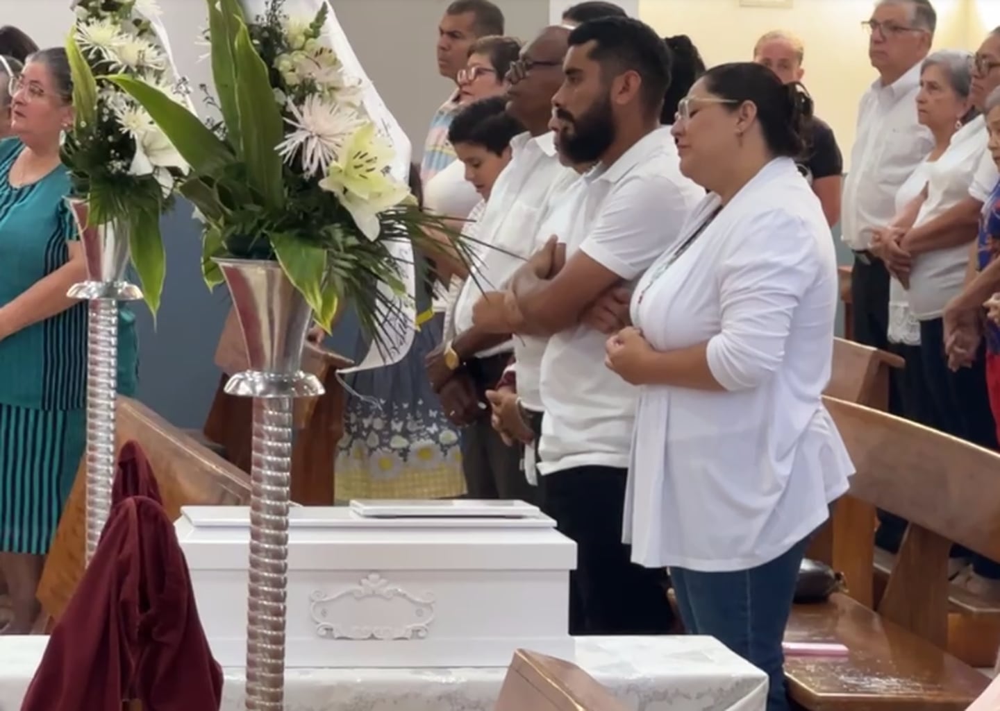 Decenas de personas acompañan a la familia de Isabella del Milagro en su funeral.