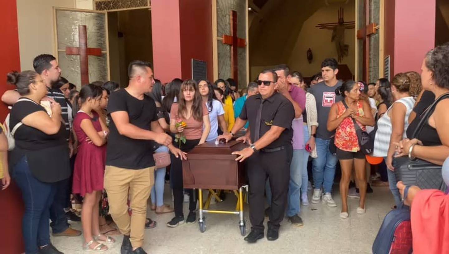 Funeral Yuliana Ureña, joven asesinada en Ciudad Quesada. Foto Edgar Chinchilla.