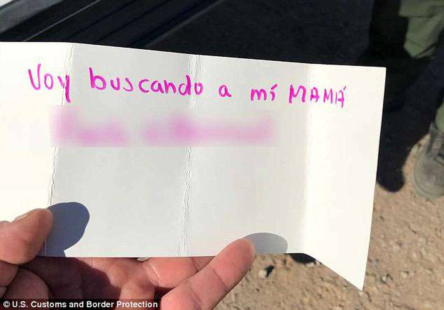 Carta que llevaba el niño costarricense encontrado en el desierto de Arizona. Foto Policía de Fronteras de Estados Unidos.