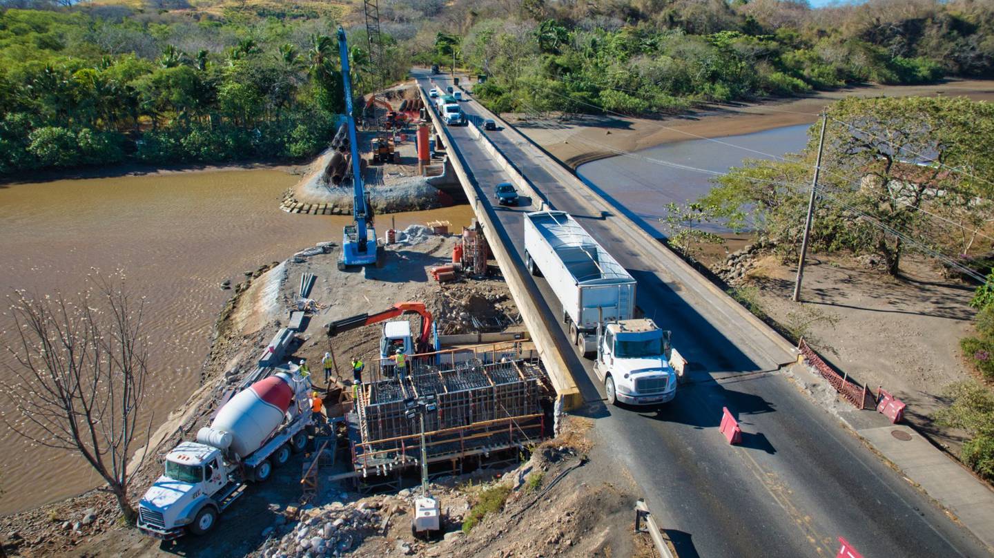 El puente sobre el río Barranca, en Espíritu Santo de Esparza, se comenzó a reparar el pasado 18 de setiembre del 2023