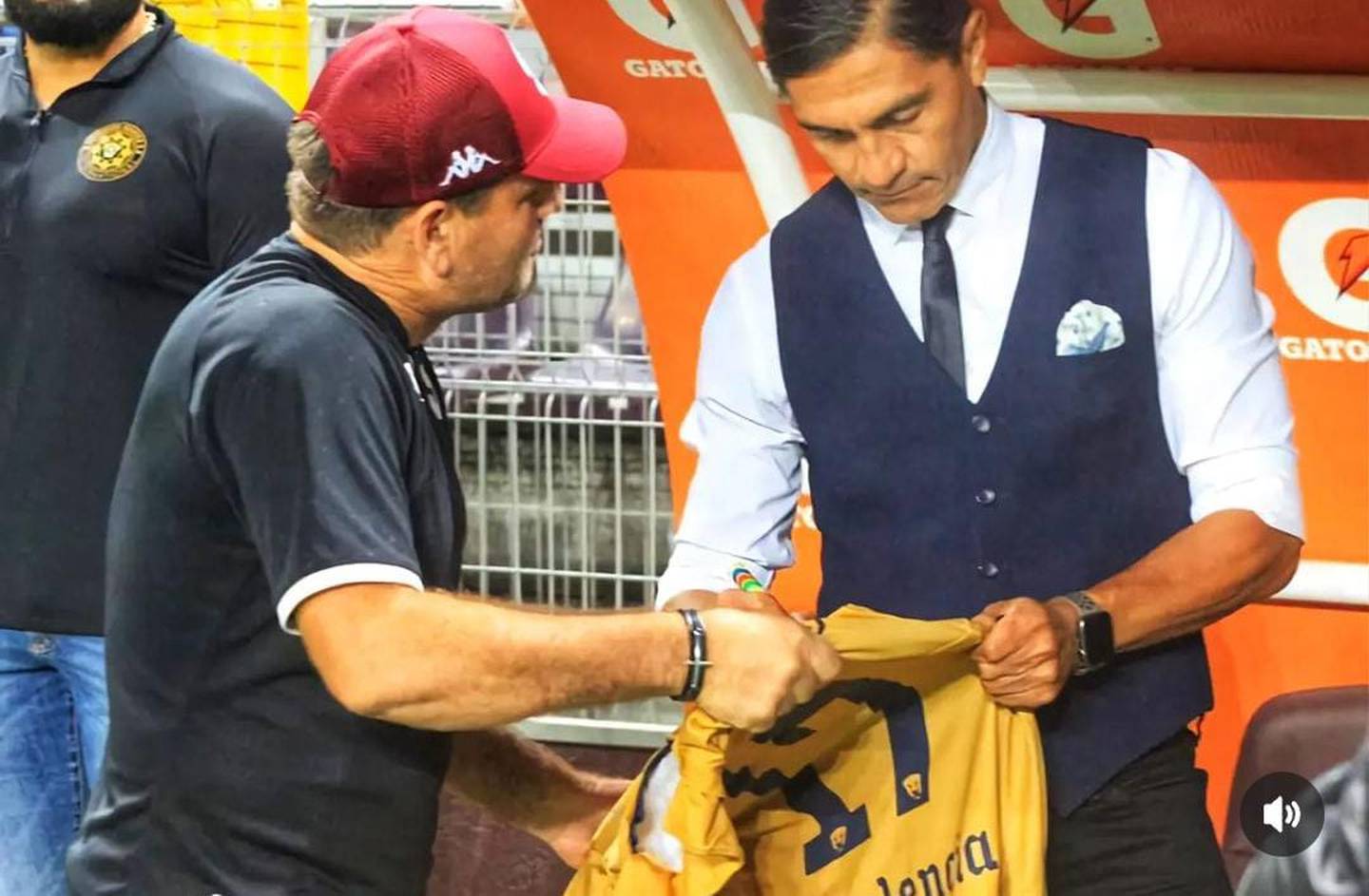 El popular Pingo no se aguantó las ganas de pedirle un autógrafo al técnico de Sporting Francisco Palencia.