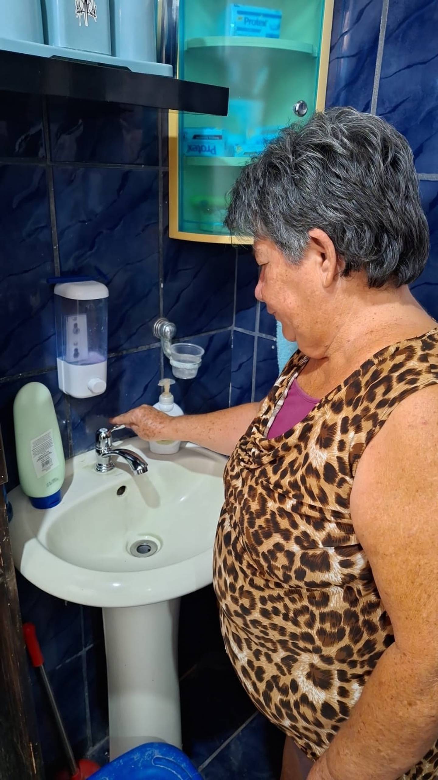 Isabel Cristina Mora, vive el el Barrio Corazón de Jesús en Turrialba centro y no tiene agua de tubo desde el 1 de agosto del 2024