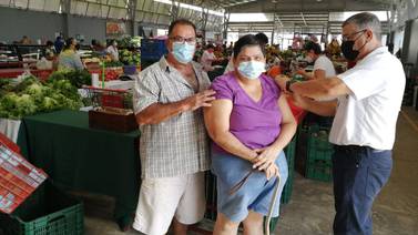 Vacunación contra la influenza en mercado de Ciudad Quesada y el Mayoreo