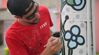 (Video) Compañía Nacional de Fuerza y Luz está incómoda con artista que embellece postes 