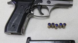 Policía se soca la faja con el decomiso de armas de juguete