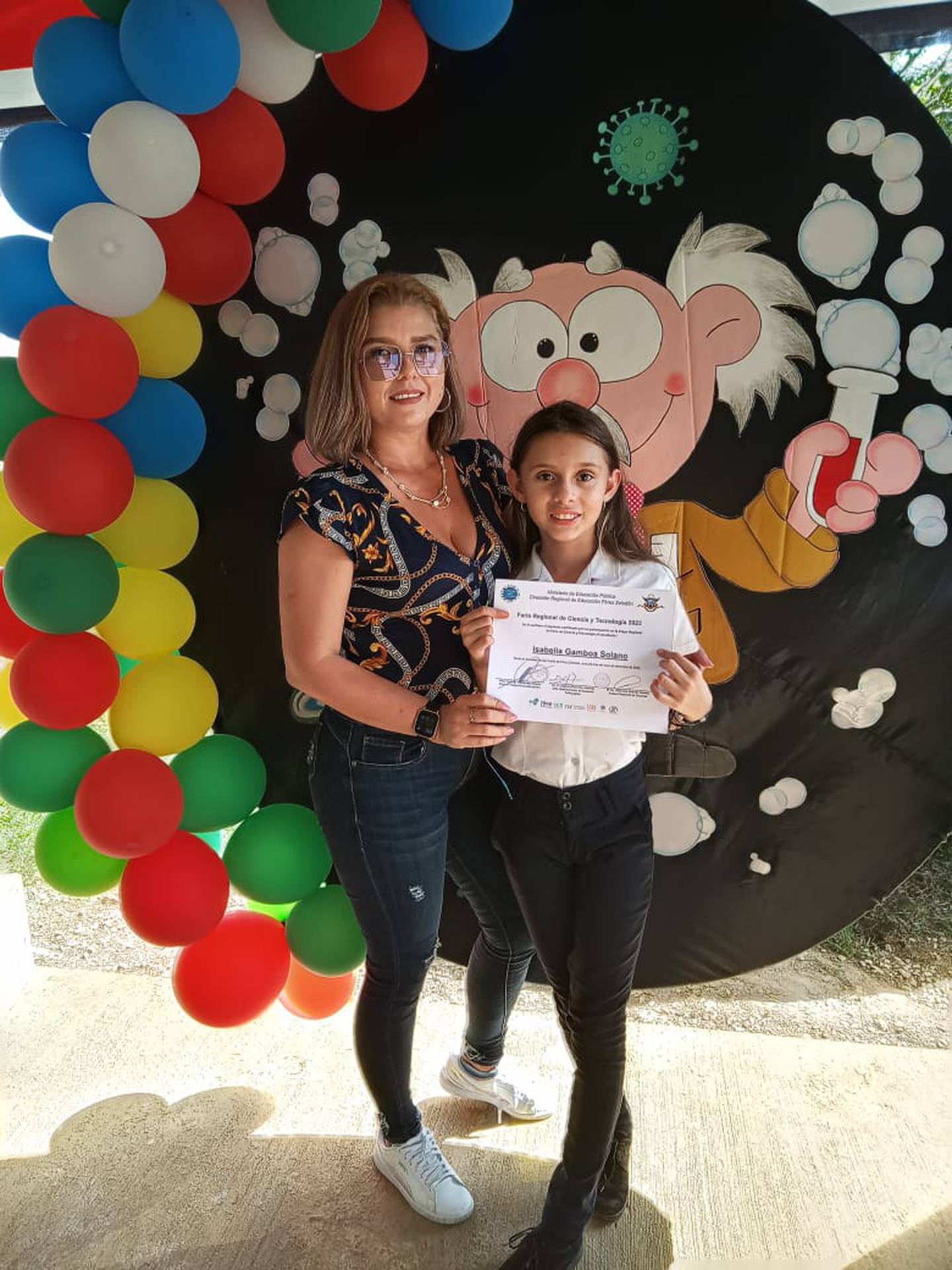 Isabella Gamboa Solano está en quinto año  de la Escuela San Jerónimo de San Pedro, en Pérez Zeledón, gana primer lugar, en la Feria Científica, por su investigación “Los vapeadores una amenaza disfrazada de sabores”.