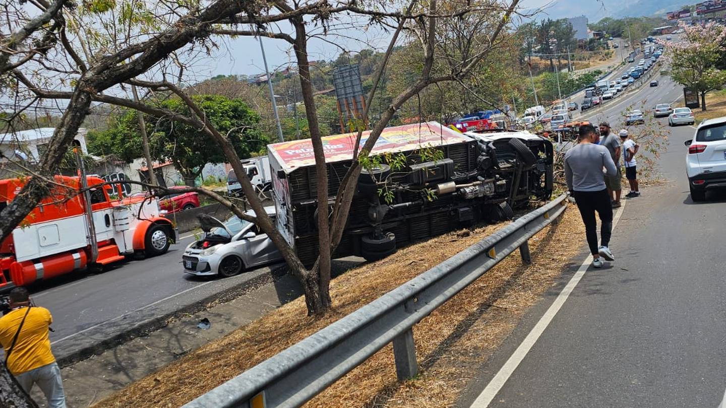 Se reportó la colisión de dos vehículos livianos en Pavas, un kilómetro hacia los Hatillos.