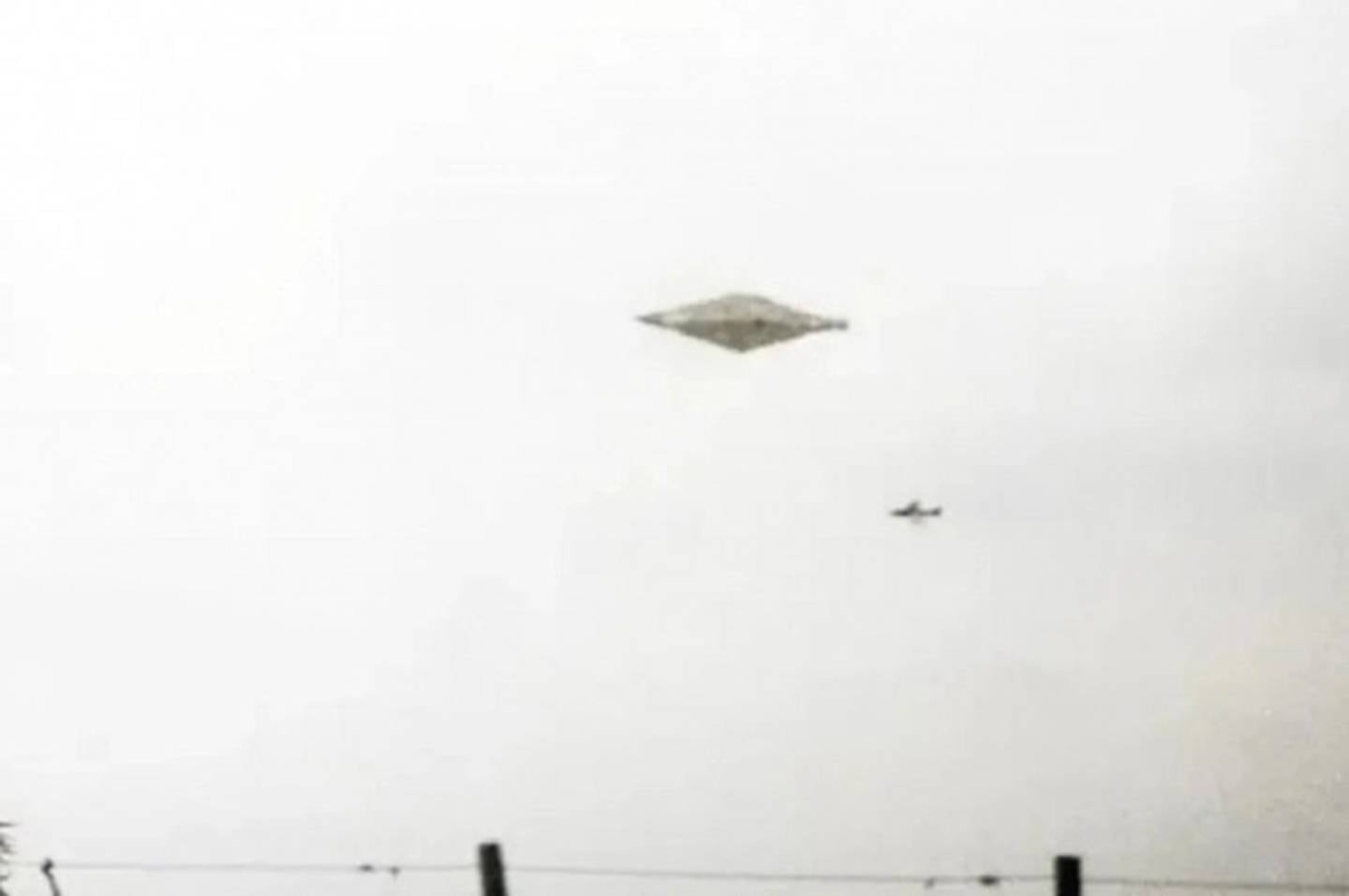 El 4 de agosto de 1990, dos jóvenes fotografiaron en la zona de Calvine, en Inglatera, a un objeto volador extraño de 30 metros de largo