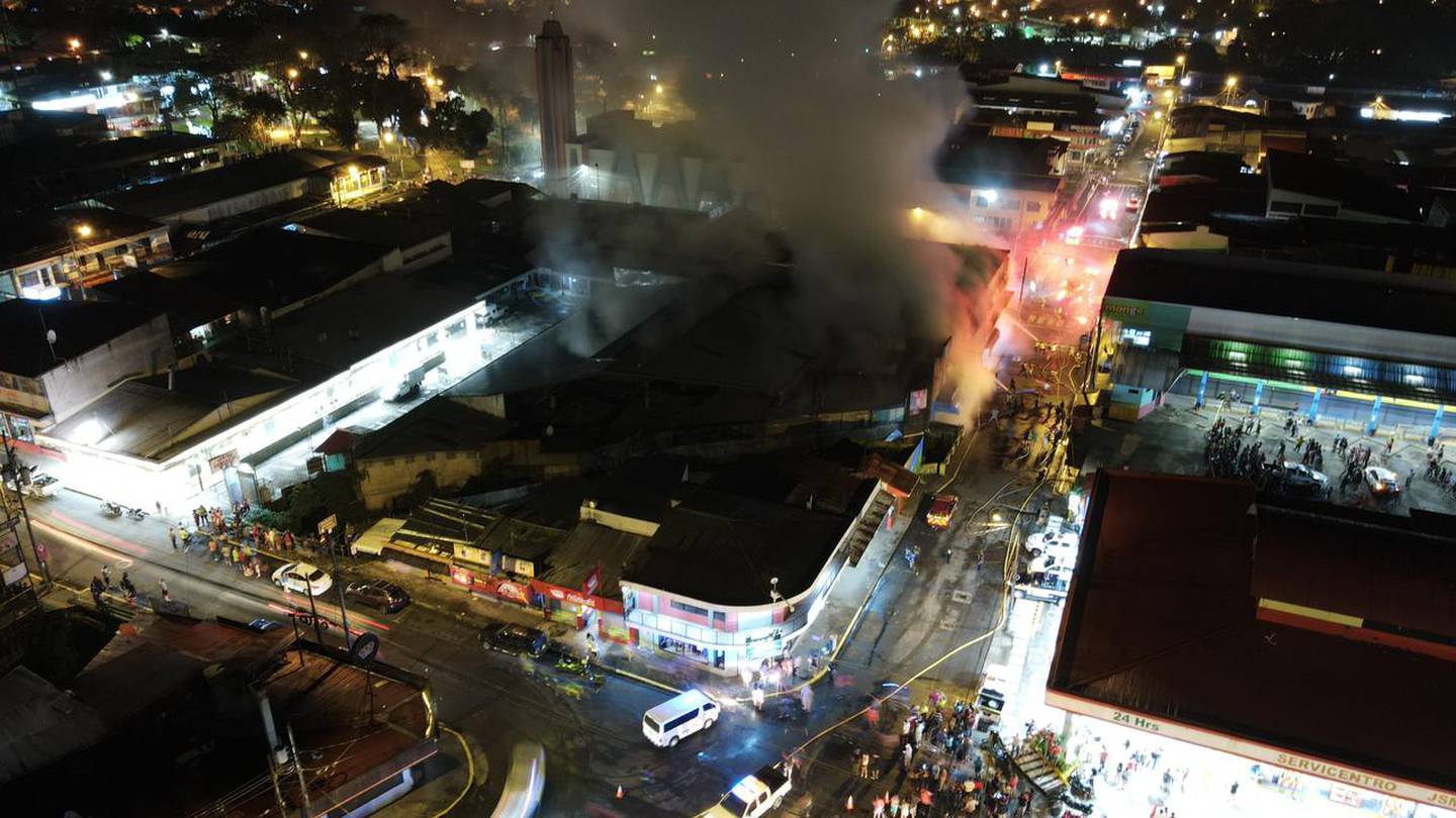 Un dron tomó fotos aéreas del incendio en el mercado de Turrialba este 2 de abril, Viernes Santo del 2021
