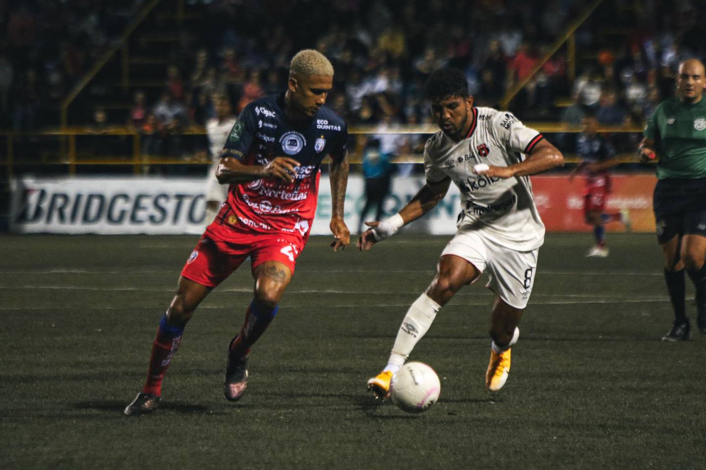Eduardo Anderson marca a Johan Venegas en el partido entre San Carlos y Liga Deportiva Alajuelense.
