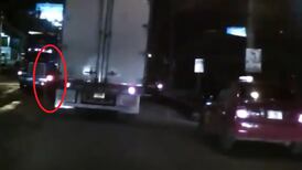 (Video) Motociclista imprudente quedó prensado entre dos furgones y vivió para contarlo