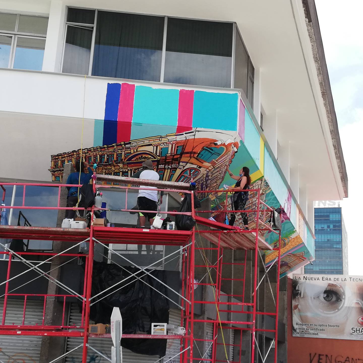 La artista costarricense, Carolina Rodríguez Herrera, está encargada de pintar lo mejor del San José de ayer y hoy en las paredes de la fachada del edificio Teresa que se ubica en barrio Amón. Le ayuda en la obra otra artista tica, Laura Chevez.