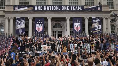 Nueva York celebra a campeonas del mundo pidiendo que les paguen más 