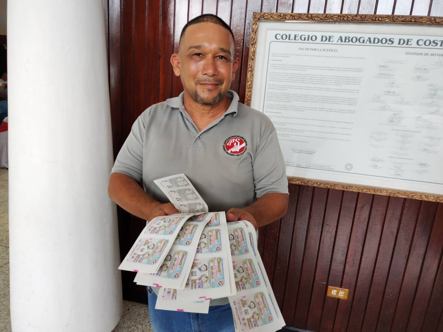 Wilberth Fonseca Bolaños es vendedor de lotería en Turrialba