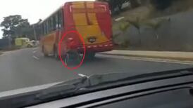 (Video) Hombre en silla de ruedas viajó agarrado a un bus de Heredia