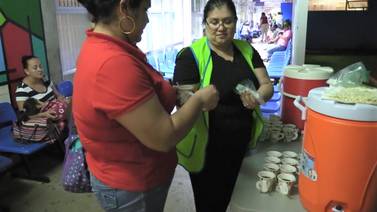 Grupo católico le lleva comida a la gente que llega a Emergencias del Hospital de San Carlos