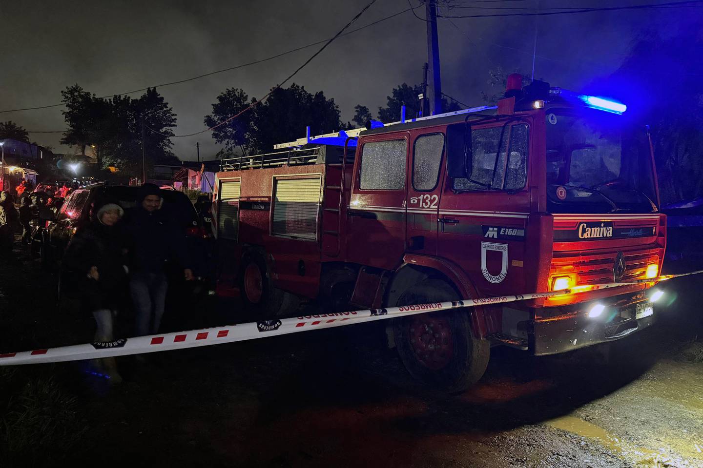 Un devastador incendio en un asentamiento de viviendas precarias en Coronel, Chile, dejó 14 migrantes venezolanos muertos, incluyendo ocho niños, según las autoridades.