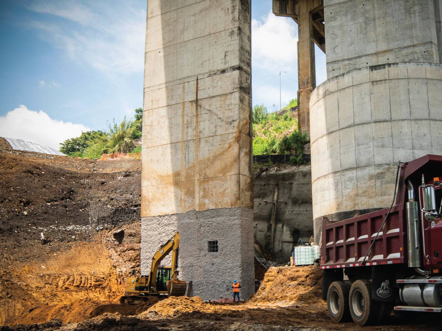El Ministerio de Obras Públicas y Transportes (Mopt) explica este lunes 19 de junio que se ha finalizado la fase de demolición en el sector sur del antiguo puente sobre el río Virilla en la ruta 32, conocido como el puente Saprissa.