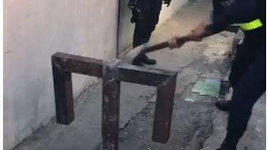 Policías usaron mazo para abrir el paso en el precario El Pochote