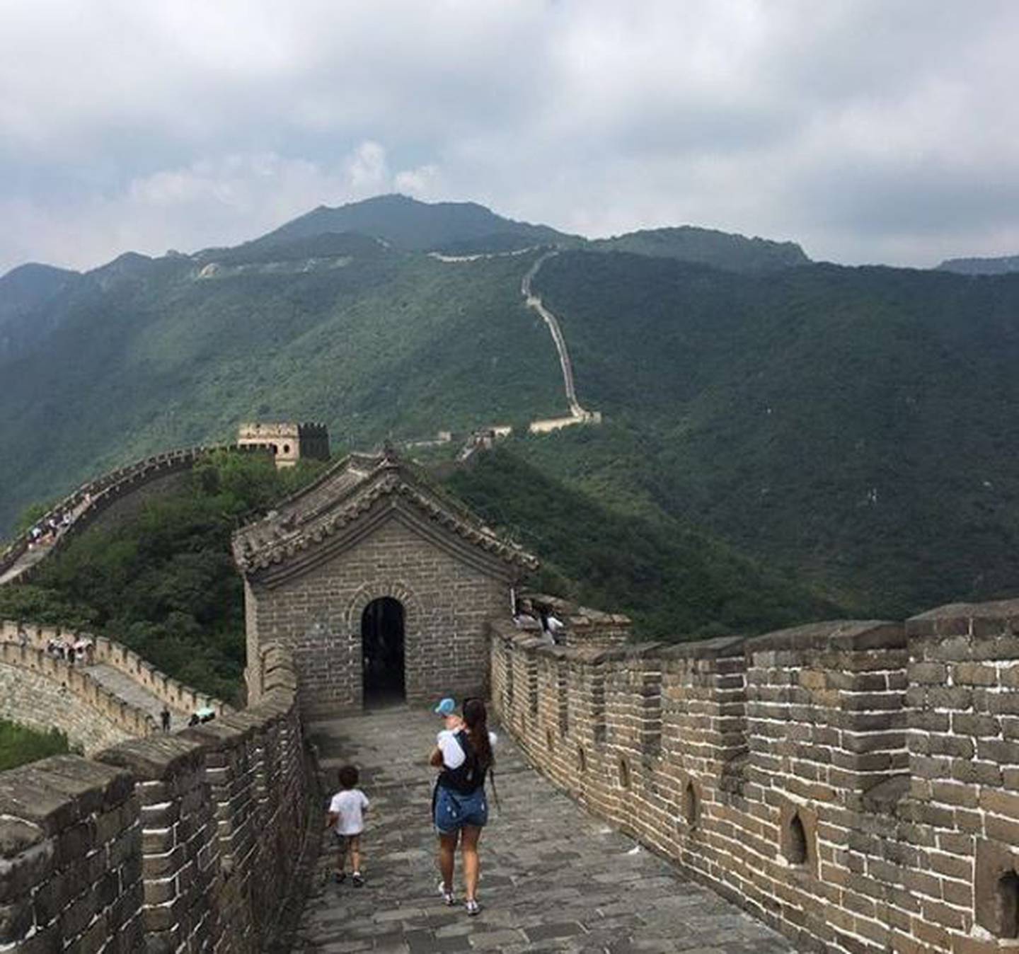 Uno de los lugares que visitó la familia durante su estadía en el país asiático fue la Gran Muralla China. Cortesía.