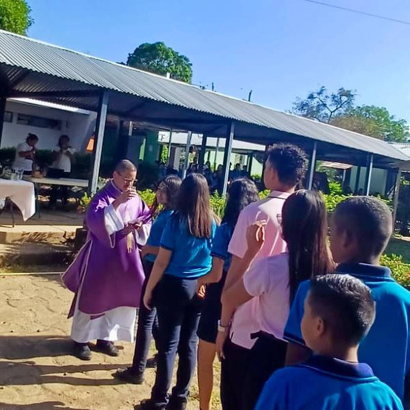 El diácono Luis Fernando Aguilar llevó las celebraciones del Miércoles de Ceniza a distintos colegios del cantón de Santa Cruz, en Guanacaste.