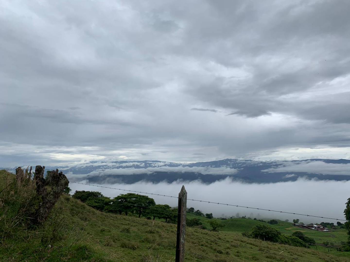 Desde las faldas del cerro Pasqui en Santa Rosa de Oreamuno, este sábado se notaba una disminución de las lluvias, como parte del inicio de las canículas de julio. Foto: María José Solano.