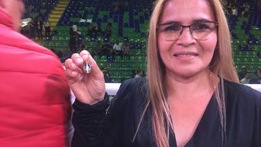 Medalla milagrosa acompaña a mamá de la campeona mundial de boxeo