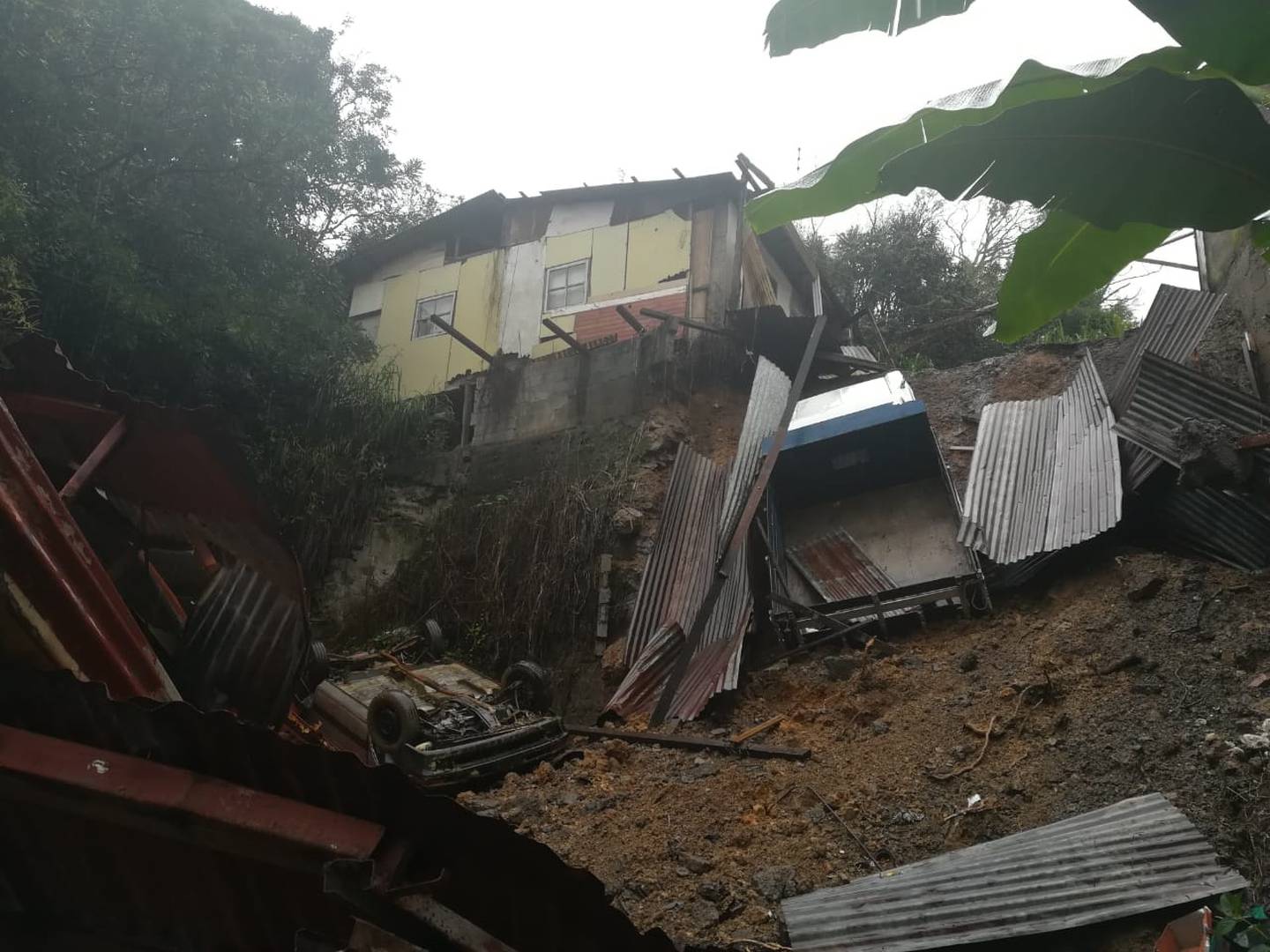Derrumbe en Patarrá de Desamparados daña dos viviendas y tres carros. Foto Cortesía.
