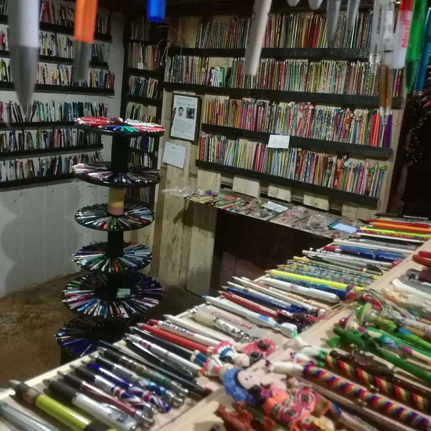 Hay lápices y lapiceros de todos los tamaños y colores. (Cortesía)