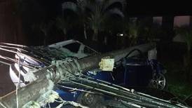 Bombazo contra poste deja tres heridos y dos carros dañados en Guápiles
